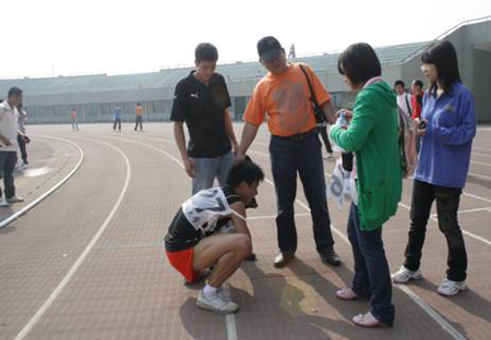 【记者观察】大学生缺乏体育锻炼 运动场上身